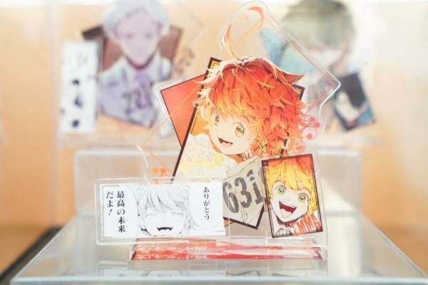 『約束のネバーランド』"ムジカのペンダント"や漫画の扉絵トランプが東京・六本木で限定発売