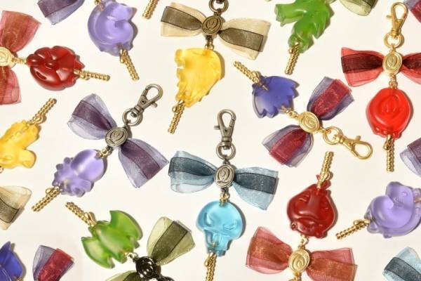 Q-pot.から「ディズニー ツイステッドワンダーランド」“7つの寮”着想のアクセサリー