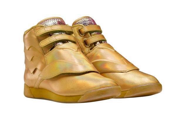 リーボック×映画『ワンダーウーマン 1984』のスニーカー“メタリックカラー”で80年代イメージ