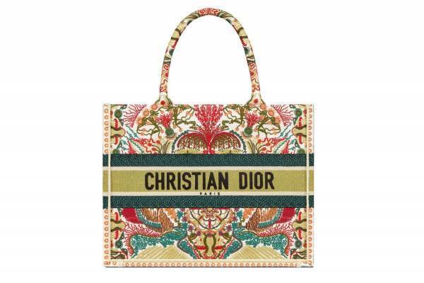 ディオール、南イタリア“光の祭典”着想の「ブック トート」や「サドル」バッグ - ビーズ刺繍入りも
