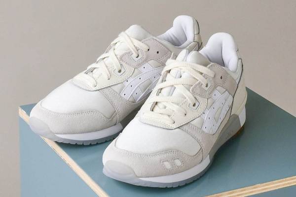 エミのアシックス別注スニーカー、上品ナチュラルカラーの「ゲルライト スリー OG」
