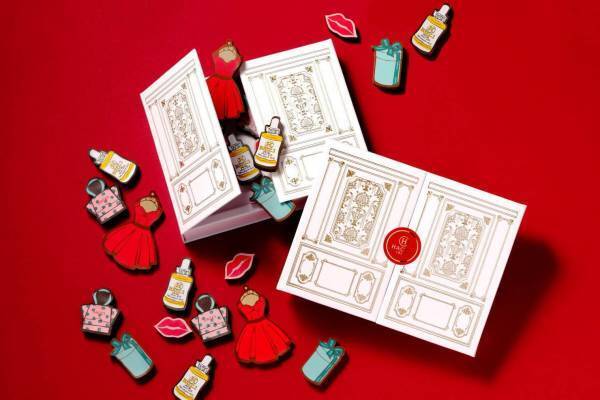 HACCIの冬限定スイーツ、ドレスやリップモチーフの蜂蜜チョコをクローゼット型BOXに詰めて