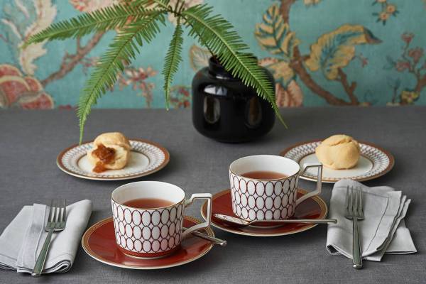 ウェッジウッドのテーブルウェア「ルネッサンスシリーズ」に新色、深紅×ゴールドのオーバル模様