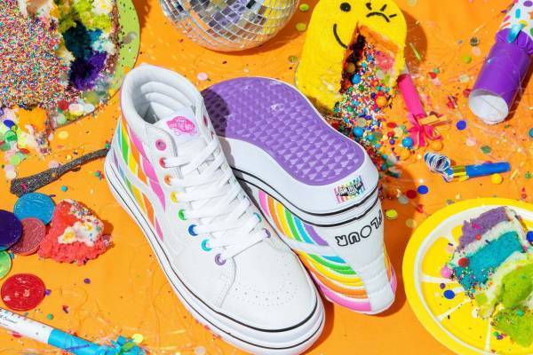 VANS×NY発“レインボーケーキ”フラワーショップのスニーカー、レインボーストライプやシルバーラメ