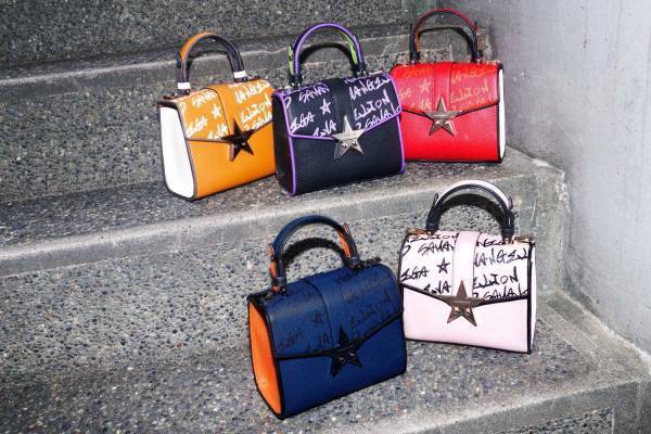 サマンサベガ×「エヴァンゲリオン」が初コラボ、機体カラーのバッグ&ロンギヌスの槍ピアスなど