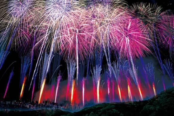 花火ショー「ネスタ 山花火」が兵庫・ネスタリゾート神戸で、全長250ｍの"大パノラマ花火"