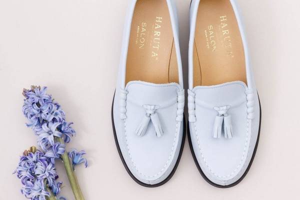サロン アダム エ ロペ×ハルタの新作タッセルローファー、“パステルブルー”の柔らかレザー