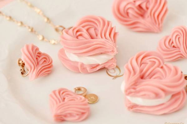 Q-pot."ハートマカロン"型アクセサリーやビスケット柄バッグ