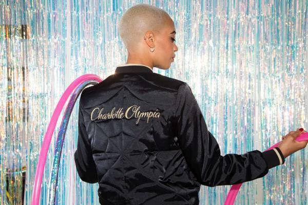 プーマ × シャーロット オリンピア、リボン＆フリル付きスニーカーや“ネコ”刺繍バッグなど