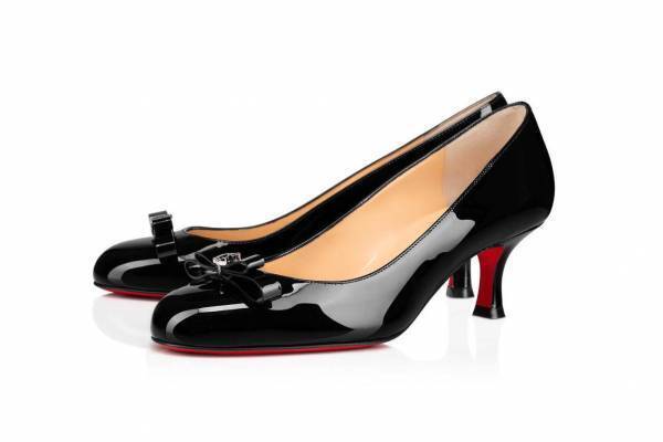 クリスチャン ルブタンの日本限定パンプス「マルシア ノド」構築的なリボンにメタルロゴを配して
