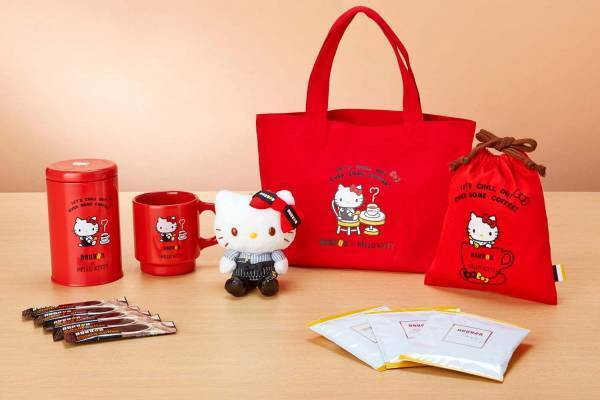 サンリオ×ドトール、“カフェ制服姿”のキティマスコット×コーヒーのギフトセット発売