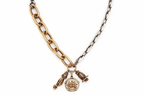 アレキサンダー・マックイーンの新作ジュエリー、フクロウ&コインチャーム付きネックレスなど