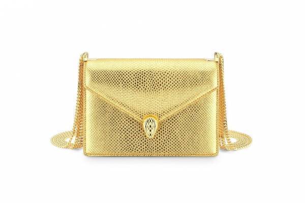 ブルガリ「セルペンティ」バッグがメタリックカラーで、スネイクヘッドのゴールドブレスレットも