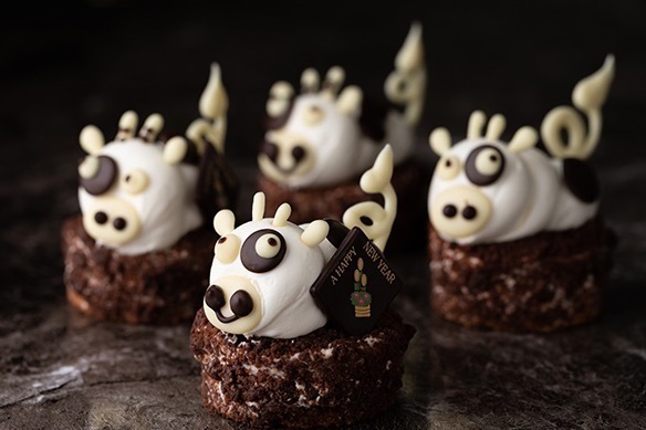 東京會舘から“うし”モチーフの干支ケーキ、爽やかなレアチーズにダークチェリー＆チョコをプラス