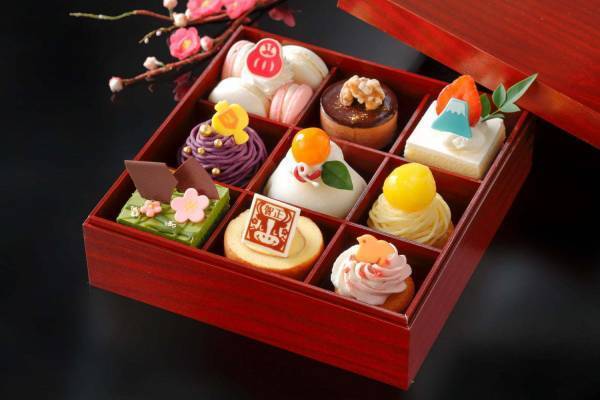 ウェスティン都ホテル京都「新春スイーツボックス」“鏡餅&伊達巻”風プチケーキなど全9種入り