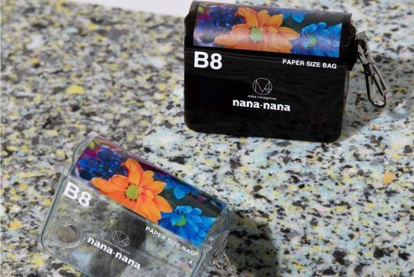 ナナナナ×「エム／ミカ ニナガワ」PVCミニバッグ、クリアなA5バッグに花柄グラフィック