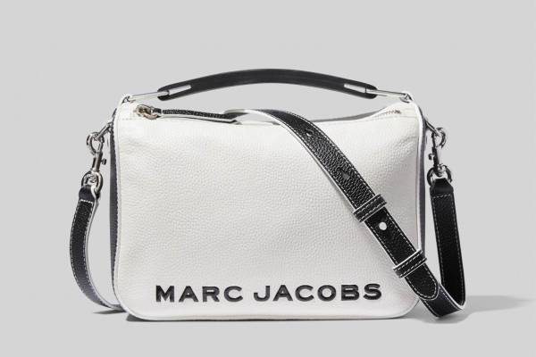 マーク ジェイコブスの新作バッグ「ザ ソフト ボックス」クロスボディ＆ハンドバッグの2WAYで