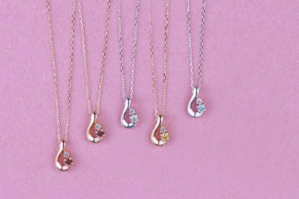 Canal 4℃"カラーダイヤモンド"輝くお守りネックレス、アイスブルーやミスティックレッド