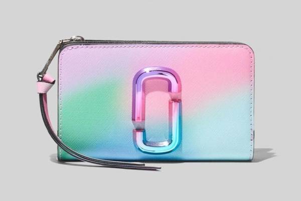 マーク ジェイコブス新作“エアブラシ風ペイント”財布、鮮やかなグラデーション柄で
