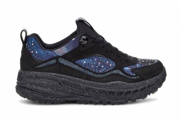 UGG“星空”柄の厚底スニーカー、輝くスワロフスキークリスタルをアッパーに散りばめて