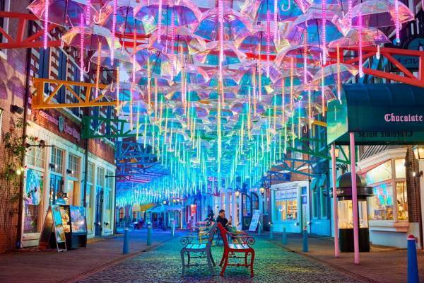 ハウステンボス、Wpc.「オーロラ傘」約700本が埋め尽くすアンブレラストリートを限定開催