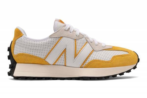 ニューバランスのスニーカー「327」新色、ホワイトレザーにレッドやイエローのスエードを組み合わせ