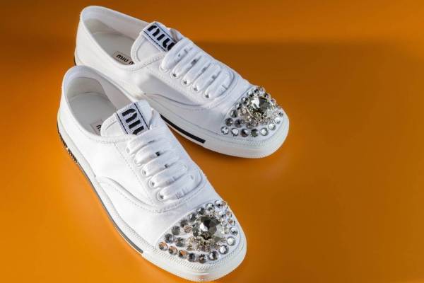 ミュウミュウ新作スニーカー「ミュウ ロック」大粒クリスタルを配したギャバジンアッパーなど