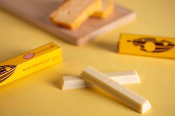 「キットカット ショコラトリー 濃厚チーズケーキ味」冬限定で、ホワイトチョコ×クリームチーズパウダー