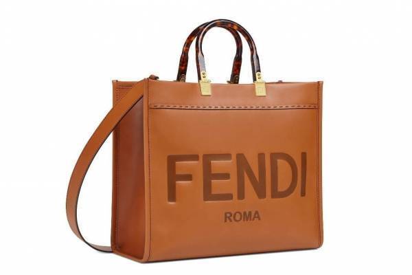 フェンディのトートバッグ「サンシャイン ショッパー」に新サイズ、ロゴ入りボディ×べっ甲風ハンドル