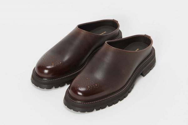 エンダースキーマ“ボリュームソール”の新作ミュール＆レースアップシューズ、メダリオンをポイントに