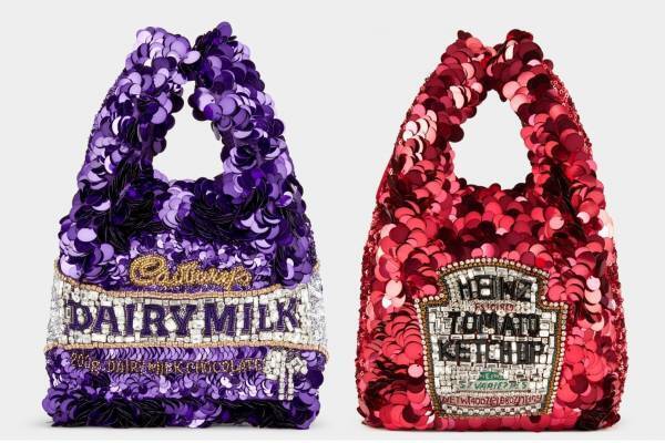アニヤ・ハインドマーチ、“お菓子やケチャップのパッケージ”柄スパンコールバッグ