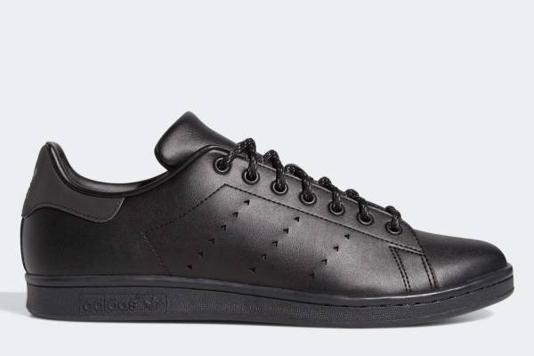 アディダス オリジナルス×ファレル・ウィリアムス“オールブラック”のスタンスミスやフーディなど