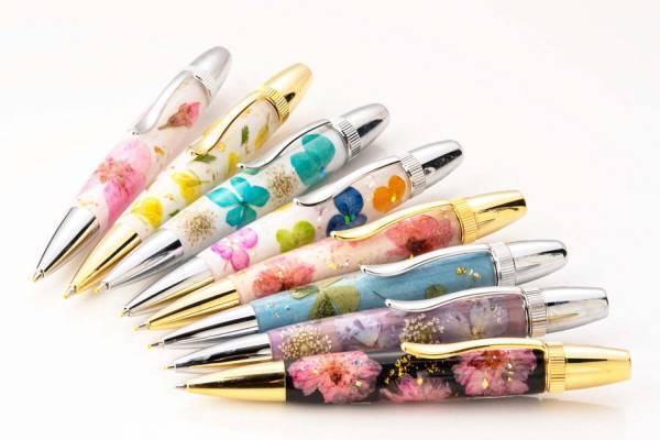 “押し花”×美濃和紙の「フラワーペン」飛騨高山の花屋とコラボ、色褪せない八重桜&あじさいなど