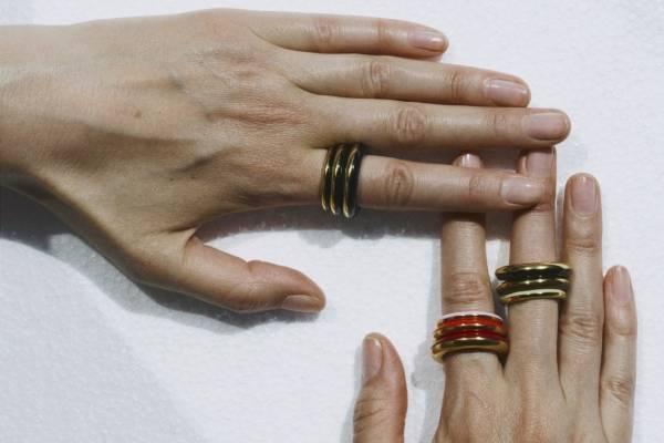 シャルロット シェネ“漆塗り”着想の新作カラージュエリー、ウェーブイヤリングやカラフルリング