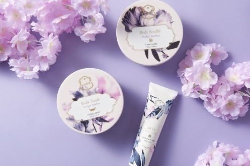 ラリン“恋のお守り”「バイオレットアンバー」ボディケアに限定デザイン、すみれの花を描いて