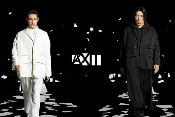 アンリアレイジ×芸人EXIT、“720通り”の着方ができるシャツ＆光で“虹色”に変わるロゴT