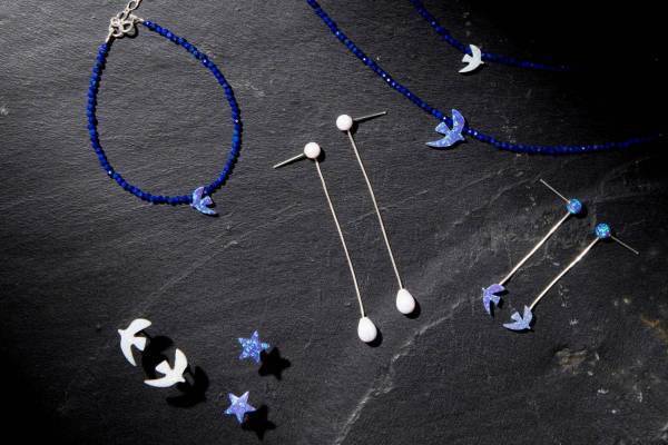 セシル・エ・ジャンヌ"希望の石・オパール"輝くお守りジュエリー、鳩・星・雫モチーフに閉じ込めて