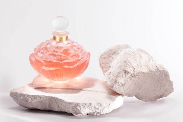 ラリック“芍薬の花”をイメージしたフレグランスボトル、1年に1度だけの限定クリスタルボトル