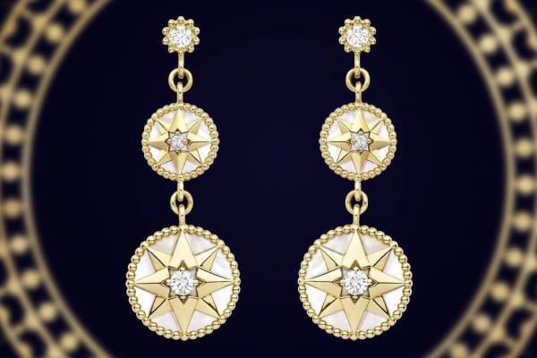 ディオールのクリスマス、“星＆バラ”モチーフのお守りジュエリーやマザーオブパールの腕時計