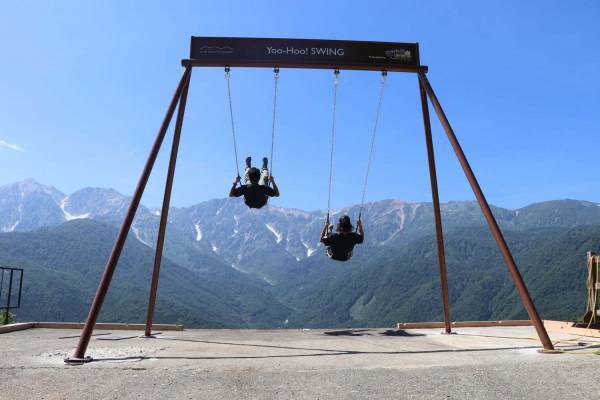 長野白馬でスノーアウトドアを楽しむ「イワタケ ホワイト パーク」絶景大型ブランコやドームテント