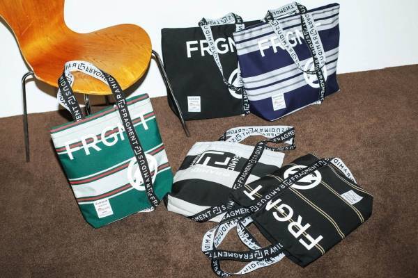 フラグメント デザイン×ラミダスのトートバッグ、Wネームタグを配したカラフルな全5種