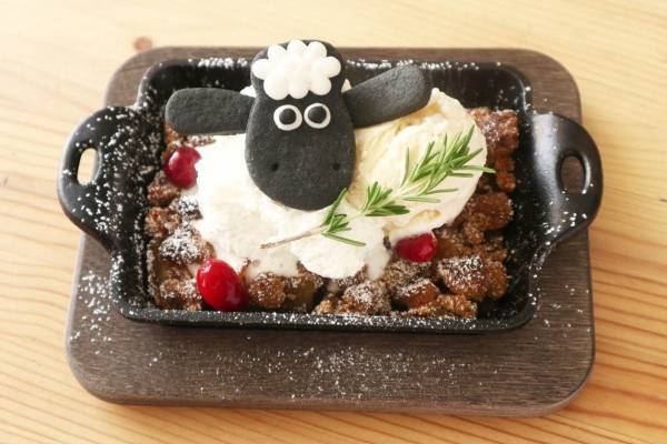 「ひつじのショーン」カフェ冬限定メニュー、真っ白モンブランのクリスマスケーキ＆ミートパイ