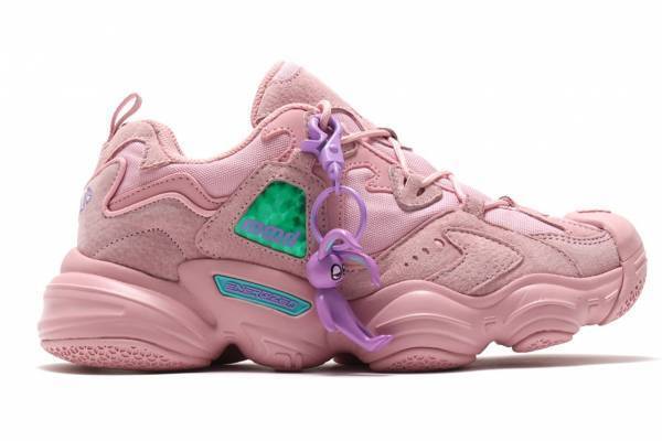 セカオワFukaseのアニメ「バッドムード」×フィラのコラボスニーカー、“ラビット”フィギュア付き