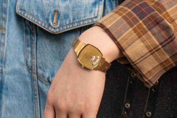 グッチの腕時計「グリップ」GGロゴを施したケースの新作、小窓から回転ディスクで時刻を表示