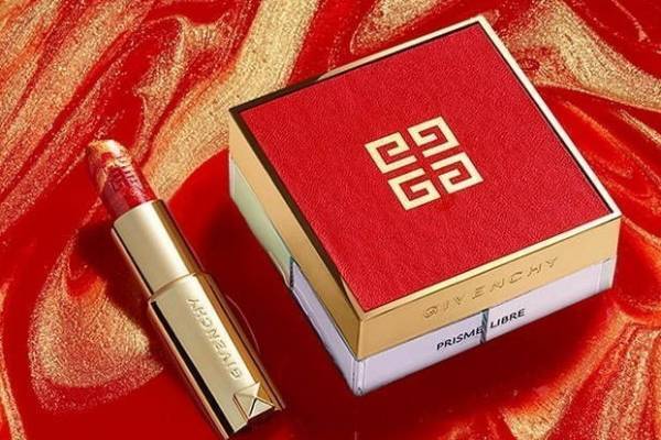 ジバンシイ「幸運のお守り」コスメ、“レッド×ゴールド”のマーブル模様リップ＆パステルパウダー