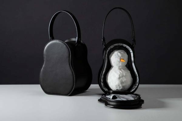 土屋鞄製造所の「雪だるま専用バッグ」全国展示、雪だるま型フォルム&防水機能もばっちり