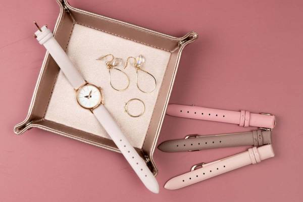 サクラクレパスのコラボ腕時計「クーピー柄ウォッチ」“着せ替え可能な”本革ベルト4本セット