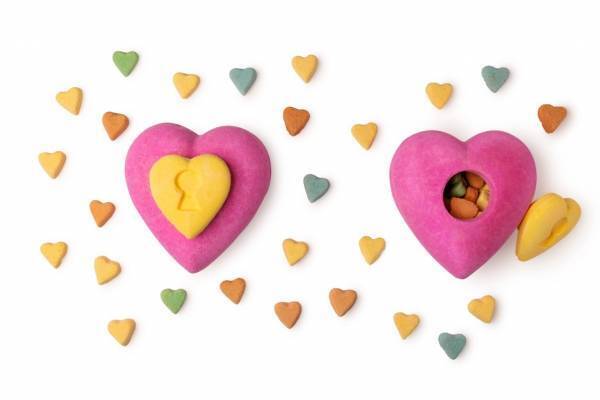 ラッシュのバレンタイン限定ボディケア2021、ハートが溢れる“ロケットペンダント”風バスボムなど