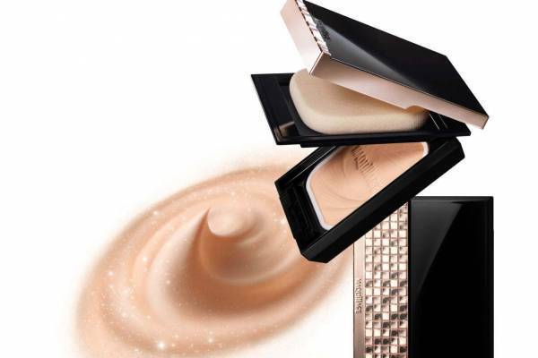 マキアージュ“日本一売れている”ムース生まれのパウダーファンデが進化、自然なツヤ肌に