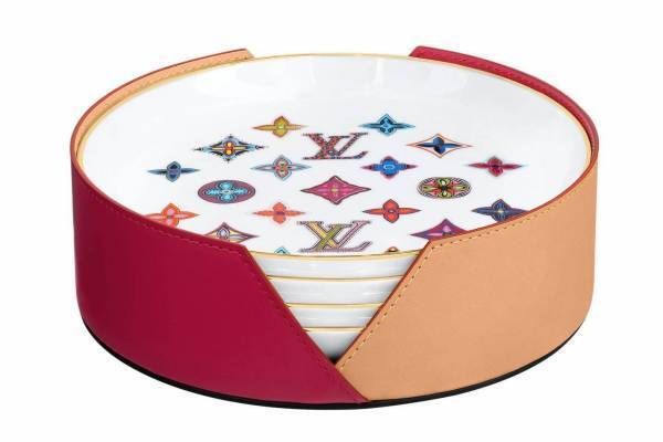 ルイ・ヴィトン“ポップなモノグラム”柄プレート＆カップセット、華やかなゴールドの縁取り